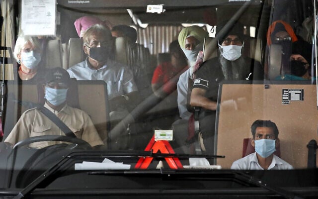 תיירים מניו זילנד ממהרים לשדה תעופה בהודו, כדי לשוב לארצם בעקבות התפרצות הקורונה, אפריל 2020 (צילום: AP Photo/Manish Swarup)