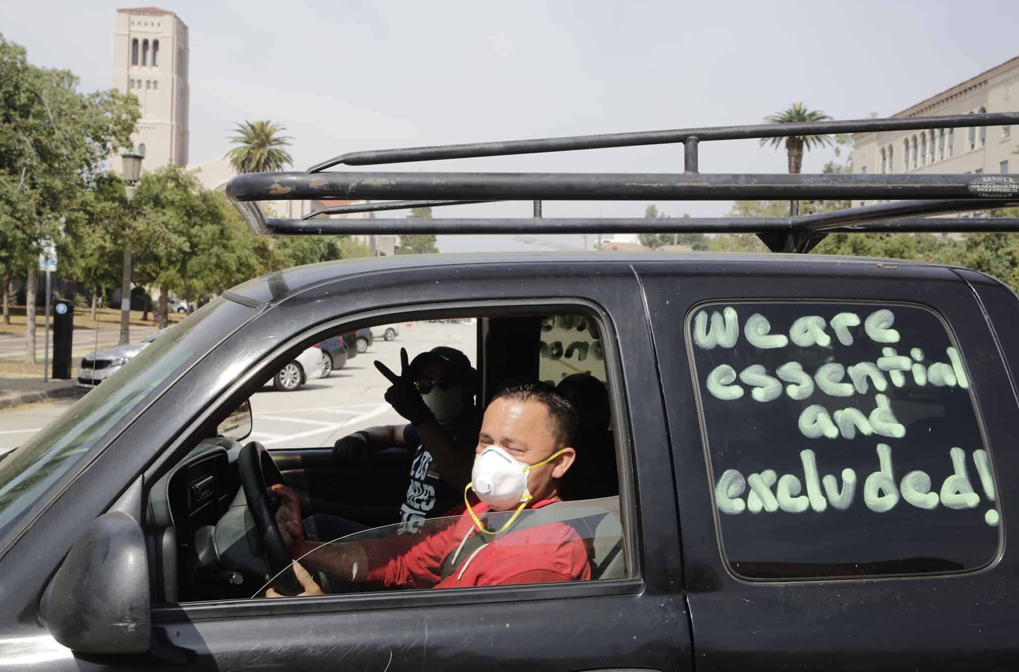 פועלים ותומכים בפסדינה מקיימים &quot;הפגנת מכוניות בטוחה&quot; כדי להפגין נגד מה שהם תופסים כהדרת פועלים מהגנה כלכלית במסגרת המגפה. מחוץ לעירייה בפסדינה, קליפורניה, אפריל, 2020 (צילום: AP Photo/ Damian Dovarganes)