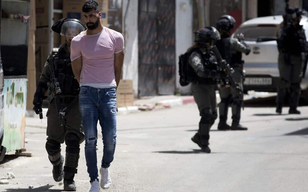 מעצר פלסטיני בגדה המערבית,2020 (צילום: AP Photo/Majdi Mohammed)