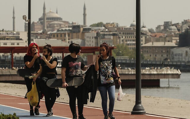 נערות טורקיות על רקע איה סופיה, מאי 2020 (צילום: AP Photo/Emrah Gurel)