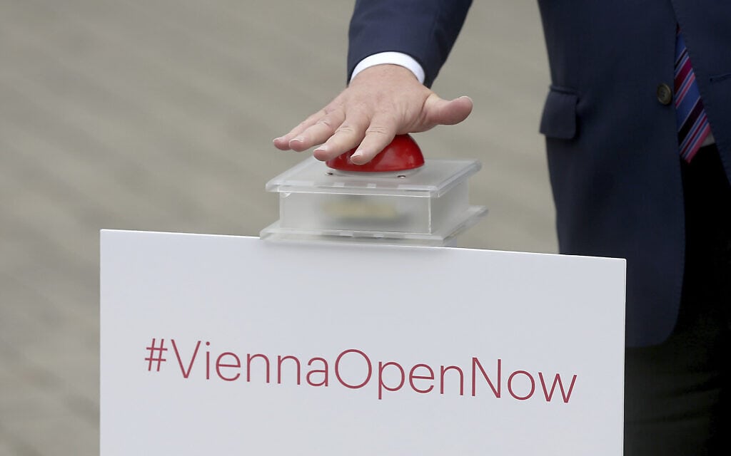 ראש העיר וינה לוחץ על כפתור "ריסטארט" לעיר כדי לסמל את החזרת התיירות לאוסטריה (צילום: AP Photo/Ronald Zak)