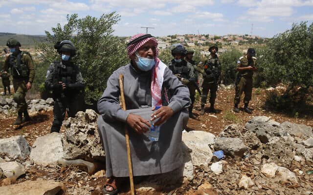פלסטיני מוחה נגד הכיבוש בגדה המערבית (צילום: AP Photo/Majdi Mohammed)