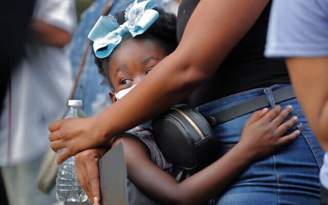 אם ובתה משתתפות במחאה במיניאפוליס, 25 במאי 2020 (צילום: AP Photo/Gerald Herbert)