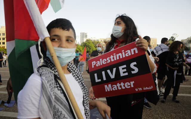 הפגנה בתל אביב בעקבות רצח איאד אל-חלאק, 6 ביוני 2020 (צילום: AP Photo/Sebastian Scheiner)