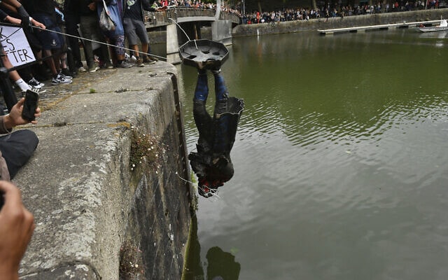 מפגינים מטילים את פסלו של אדווארד קולסטון לנהר בבריסטול, ב-7 ביוני 2020 (צילום: Ben Birchall/PA via AP)