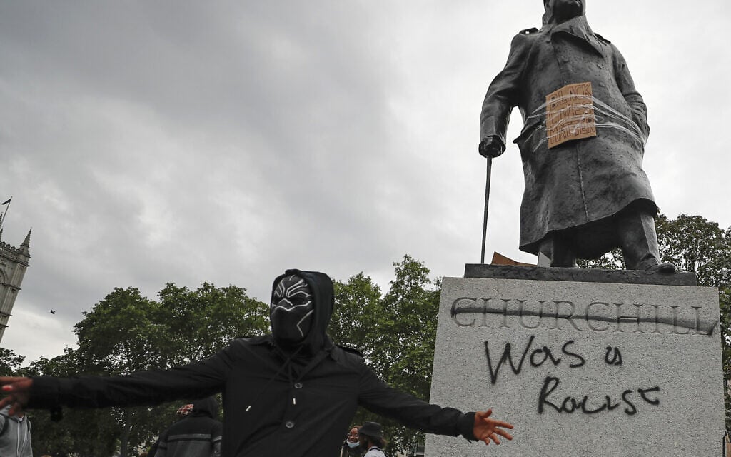 פסל של וינסטון צ'רצ'יל בכיכר הפרלמנט בלונדון הושחת, ב-7 ביוני 2020 (צילום: AP Photo/Frank Augstein)
