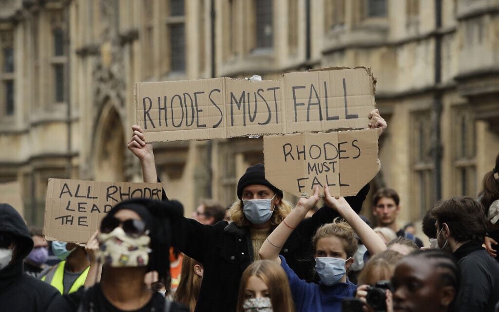הפגנות באוניברסיטת אוקספורד הקוראות להסרת פסלו של סוחר העבדים ססיל רודס, ב-9 ביוני 2020 (צילום: AP Photo/Matt Dunham)