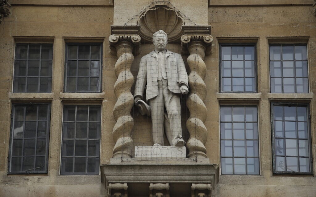 פסל של הגזען ססיל רודס באוקספורד. גוברת הדרישה בבריטניה להסיר כל אזכור לרודס – כולל שינוי שמה של מלגת רודס המפורסמת (צילום: AP Photo/Matt Dunham)