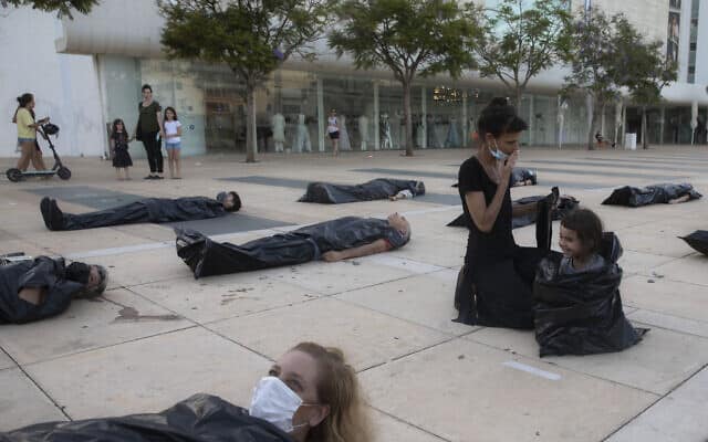 הפגנת העצמאים שנפגעו במשבר הקורונה, תל אביב, 9 ביוני 2020 (צילום: AP Photo/Sebastian Scheiner)
