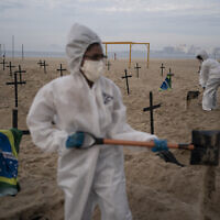 פעילים חברתיים חופרים קברים סימבוליים בברזיל, כדי להיאבק בהכחשת מגפת הקורונה על ידי הנשיא, יוני 2020 (צילום: AP Photo/Leo Correa)