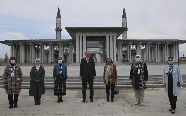 ארדואן (במרכז) וחברי מפלגתו חונכים מסגד בנמל התעופה של איסטנבול, יוני 2020 (צילום: Presidential Press Service via AP, Pool)