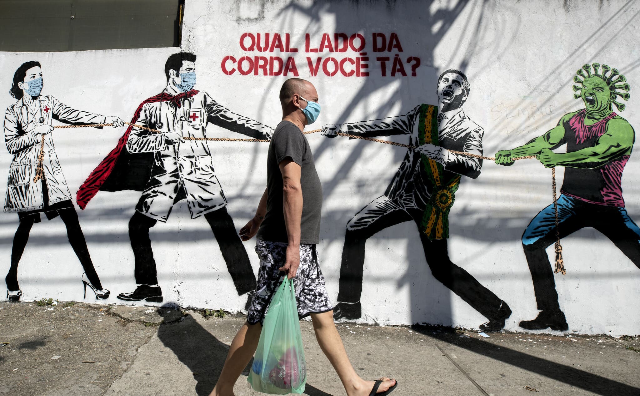 ציור קיר בברזיל המציג את הנשיא כמי שמסייע להתפשטות הקורונה, יוני 2020 (צילום: AP Photo/Leo Correa)