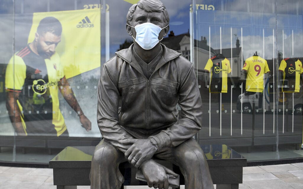 מסכה על הפסל של גרהאם טיילור, המנג'ר האגדי של ווטפורד (צילום: Andy Rain/Pool via AP)