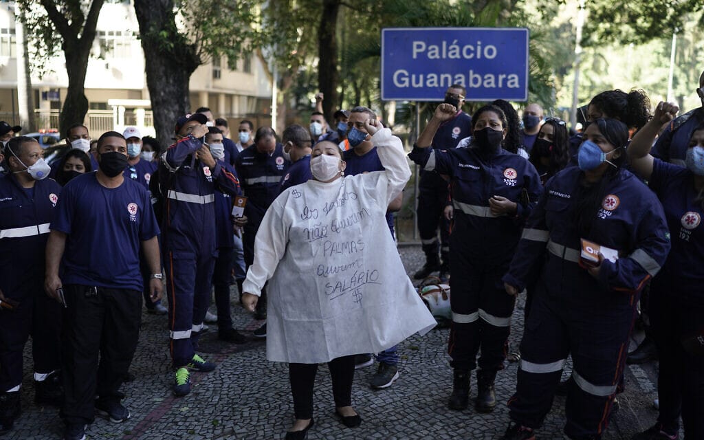 מחאת צוותי הרפואה והחירום בברזיל על תנאי העסקתם במשבר הקורונה, יוני 2020 (צילום: AP Photo/Leo Correa)