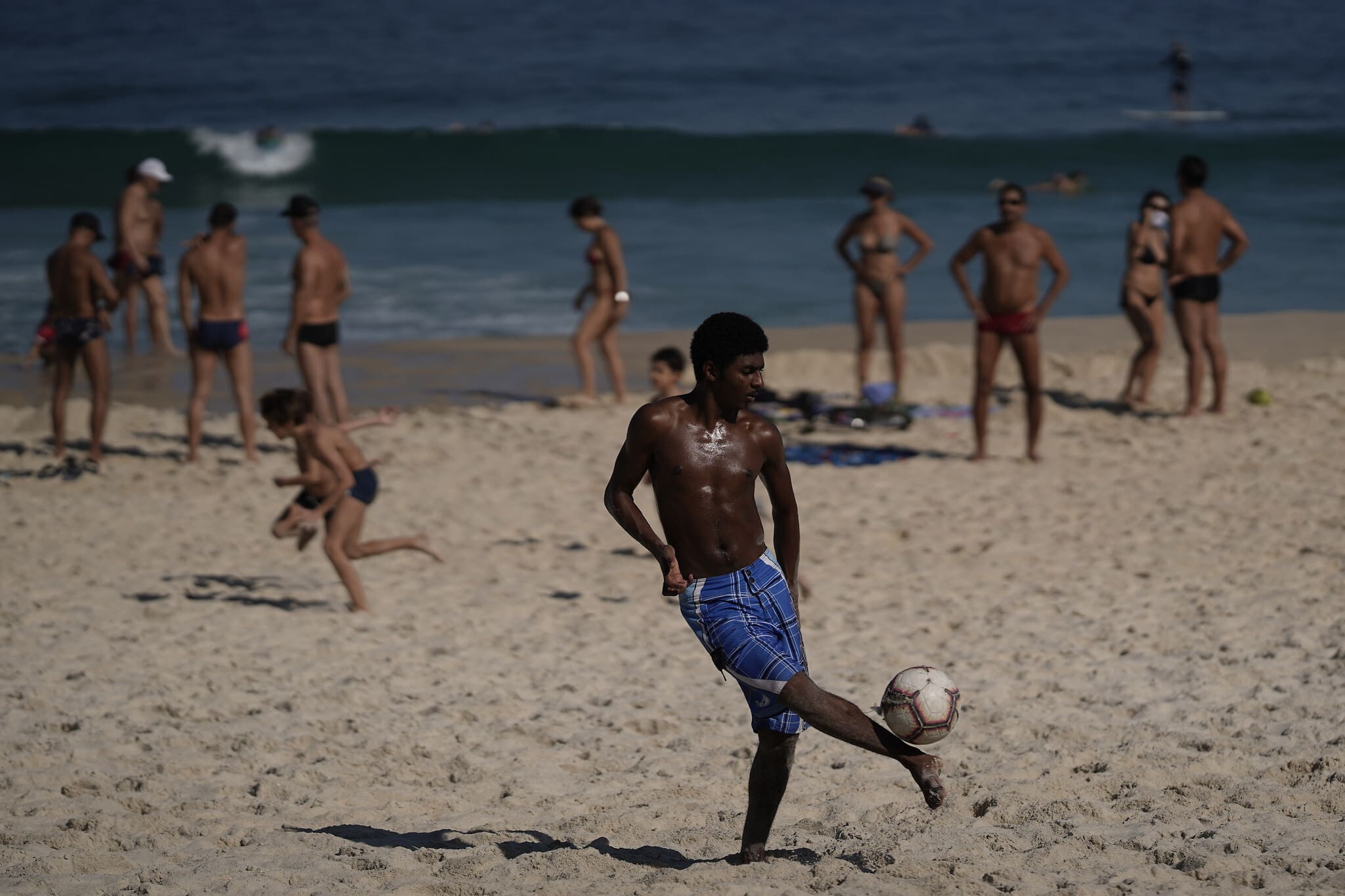 חוף ים בברזיל לאחר הקלה במגבלות הקורונה, יוני 2020 (צילום: AP Photo/Leo Correa)
