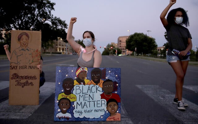 המחאה החברתית בארה&quot;ב בעקבות הרג ג&#039;ורג&#039; פלויד בידי שוטר, קנזס סיטי, יוני 2020 (צילום: AP Photo/Charlie Riedel)