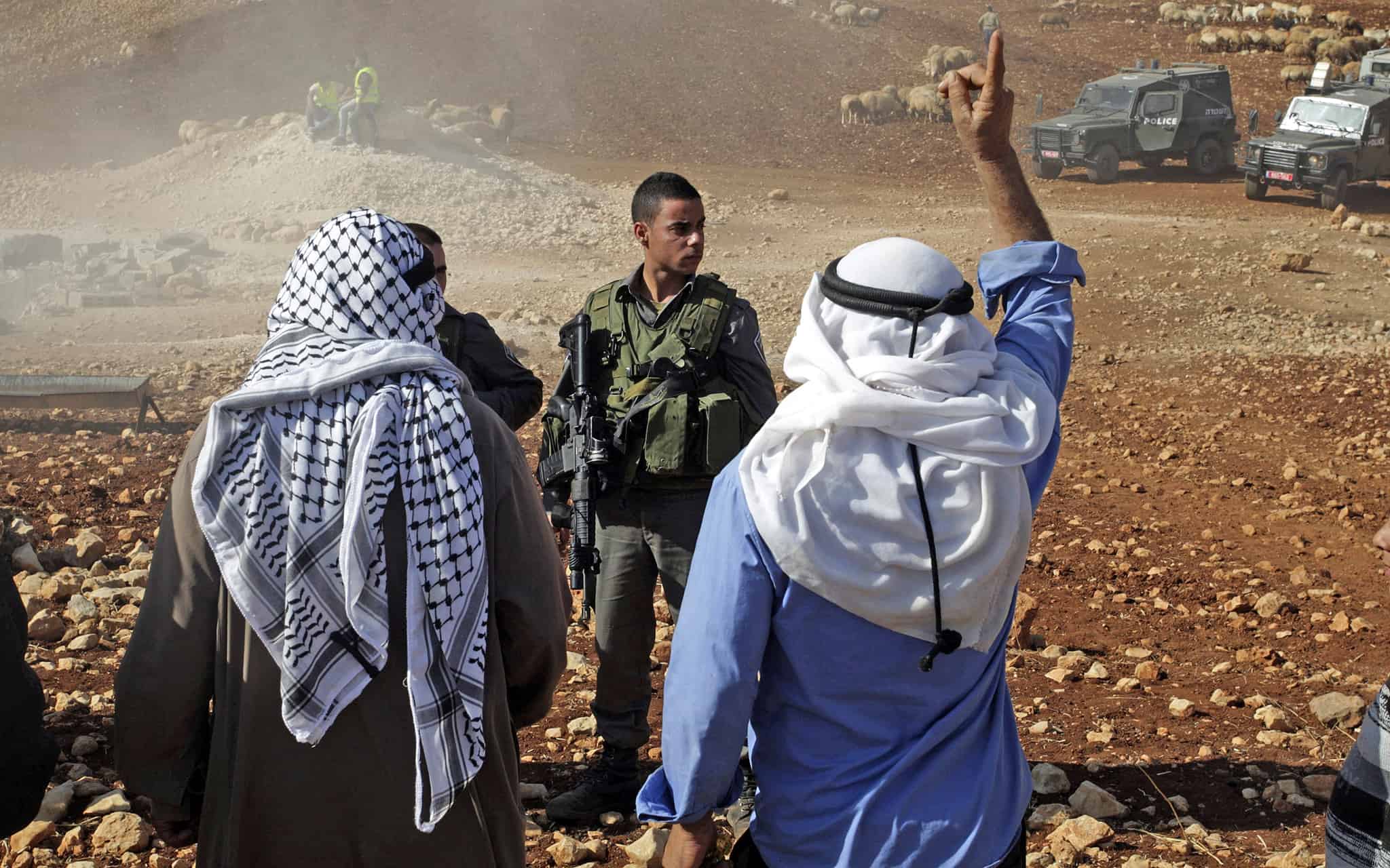 תושבים בעקרבה מתעמתים על חיילים ב-29 באוקטובר 2013, אחרי שצה"ל הרס מבנים לא חוקיים בכפר (צילום: AP Photo/Nasser Ishtayeh)