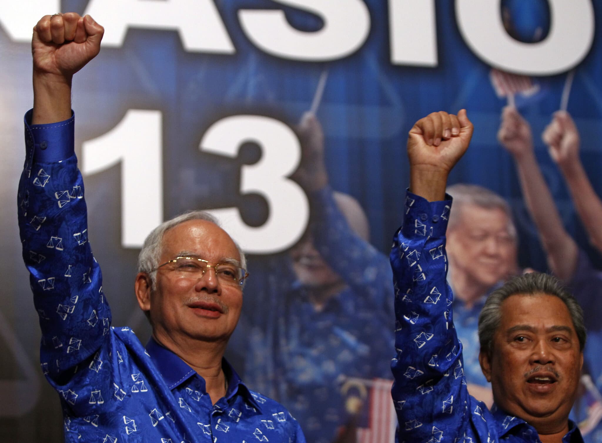 ראש ממשלת מלזיה, נג'יב רזאק, וסגנו מוהידין יאסין חוגגים לאחר שניצחו בבחירות ב-2013 (צילום: AP Photo/Lai Seng Sin)