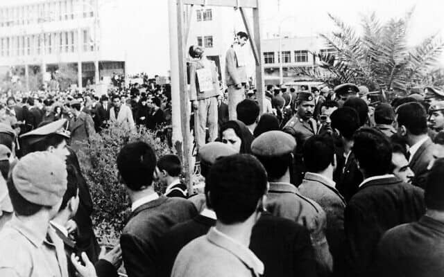 סבח חיים ודוד חזקיאל, אנשי עסקים יהודיים, נתלו למוות בבגדד ב-27 בינואר 1969 אחרי שהורשעו בריגול עבור ישראל (צילום: AP)