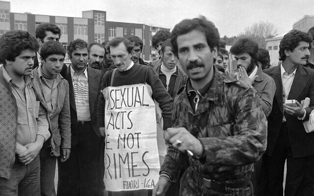 מפגין איטלקי למען זכויות להט&quot;ב בטהראן, 1979. הוא נעצר ושוחרר כעבור זמן קצר (צילום: AP Photo/Enzo Merlina)