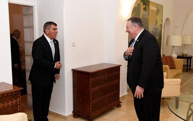 שר החוץ האמריקאי מייק פומפאו נפגש עם גבי אשכנזי בשגרירות ארה&quot;ב בירושלים, ב-13 במאי 2020 (צילום: זיו סוקולוב/שגרירות ארה&quot;ב בירושלים)