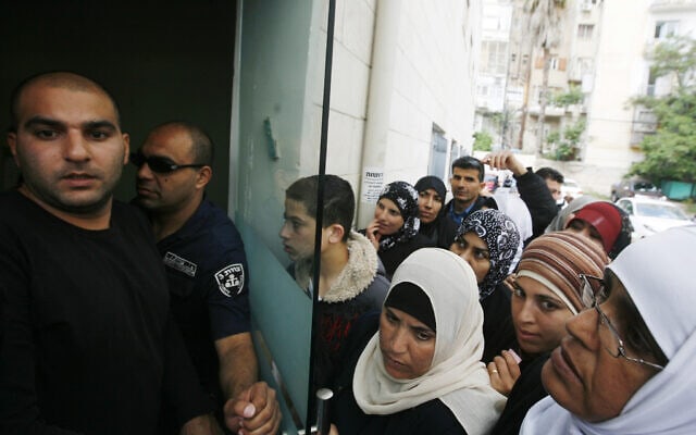 תור בכניסה ללשכת התעסוקה בירושלים (תצלום ארכיון) (צילום: Miriam Alster/FLASh90)