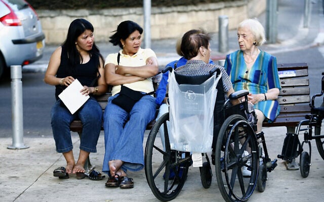מטפלות סיעודיות עם קשישות בתל אביב. למצולמים אין קשר לנאמר בכתבה (צילום: משה שי/פלאש90)