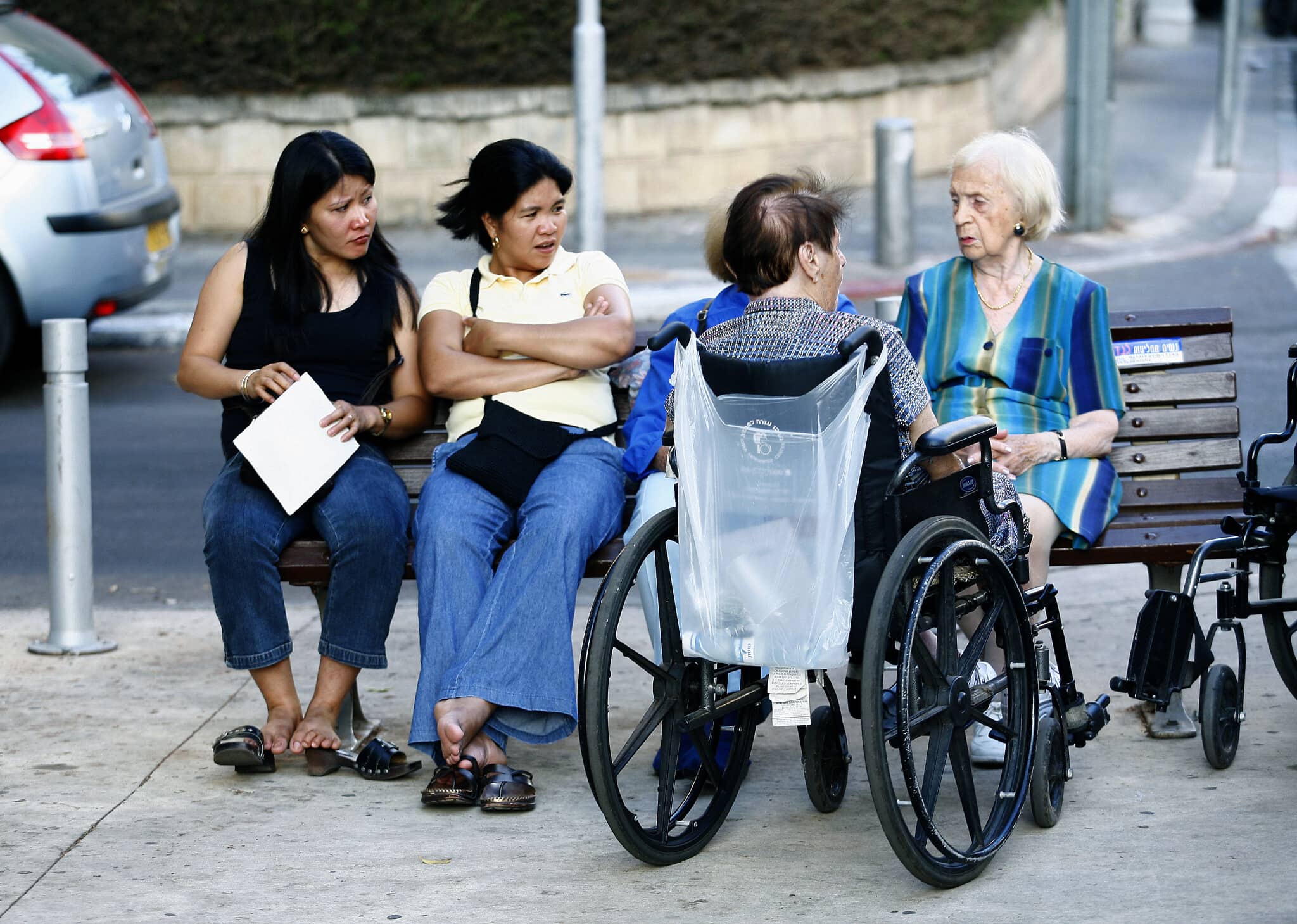 מטפלות סיעודיות עם קשישות בתל אביב. למצולמים אין קשר לנאמר בכתבה (צילום: משה שי/פלאש90)