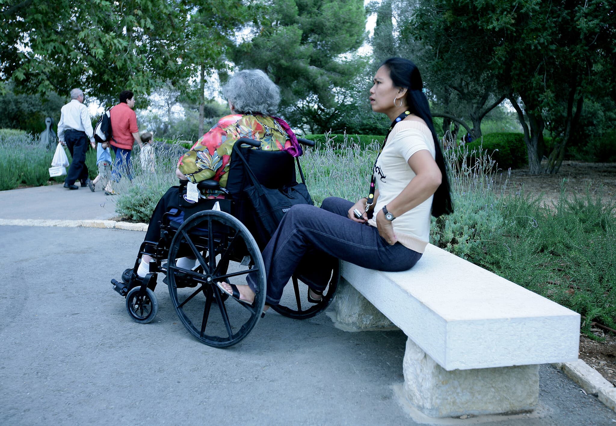 מטפלת סיעודית עם קשישה בפארק הירקון. למצולמים אין קשר לנאמר בכתבה (צילום: משה שי/פלאש90)