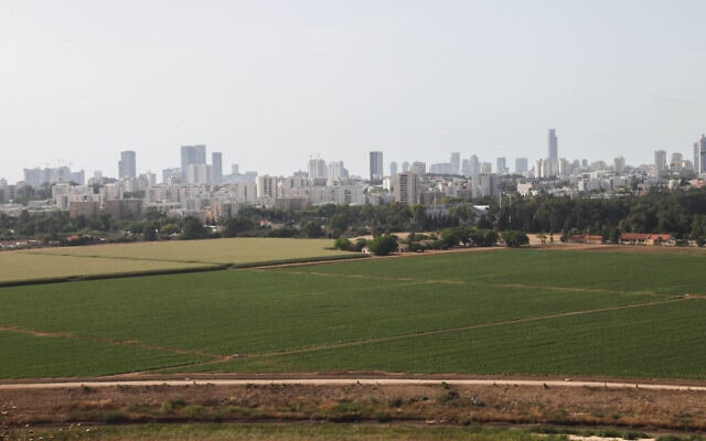 מבט לעבר תל אביב מפארק אריאל שרון (צילום: יצחק הררי/פלאש90)