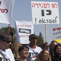 .הפגנות עובדי רשות השידור מול הכנסת, מרץ 2014 (צילום: Yonatan Sindel/Flash90)