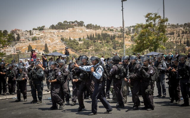 שוטרים ניצבים מול מתפללים פלסטינים בשכונת ואדי ג&#039;וז במזרח ירושלים, ארכיון, 2018 (צילום: Miriam Alster/Flash90)