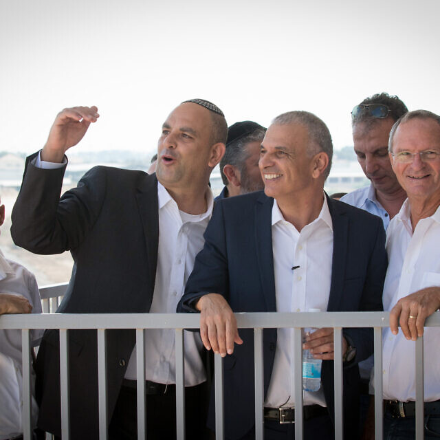 שר האוצר דאז משה כחלון וראש העיר לוד יאיר רביבו (לשמאלו, עם כיפה) חונכים שכונה חדשה בלוד, 2018 (צילום: פלאש 90)