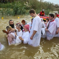 עולי רגל נוצרים טבולים בירדן באתר קסר אל יהוד. ינואר 2019 (צילום: Flash90)