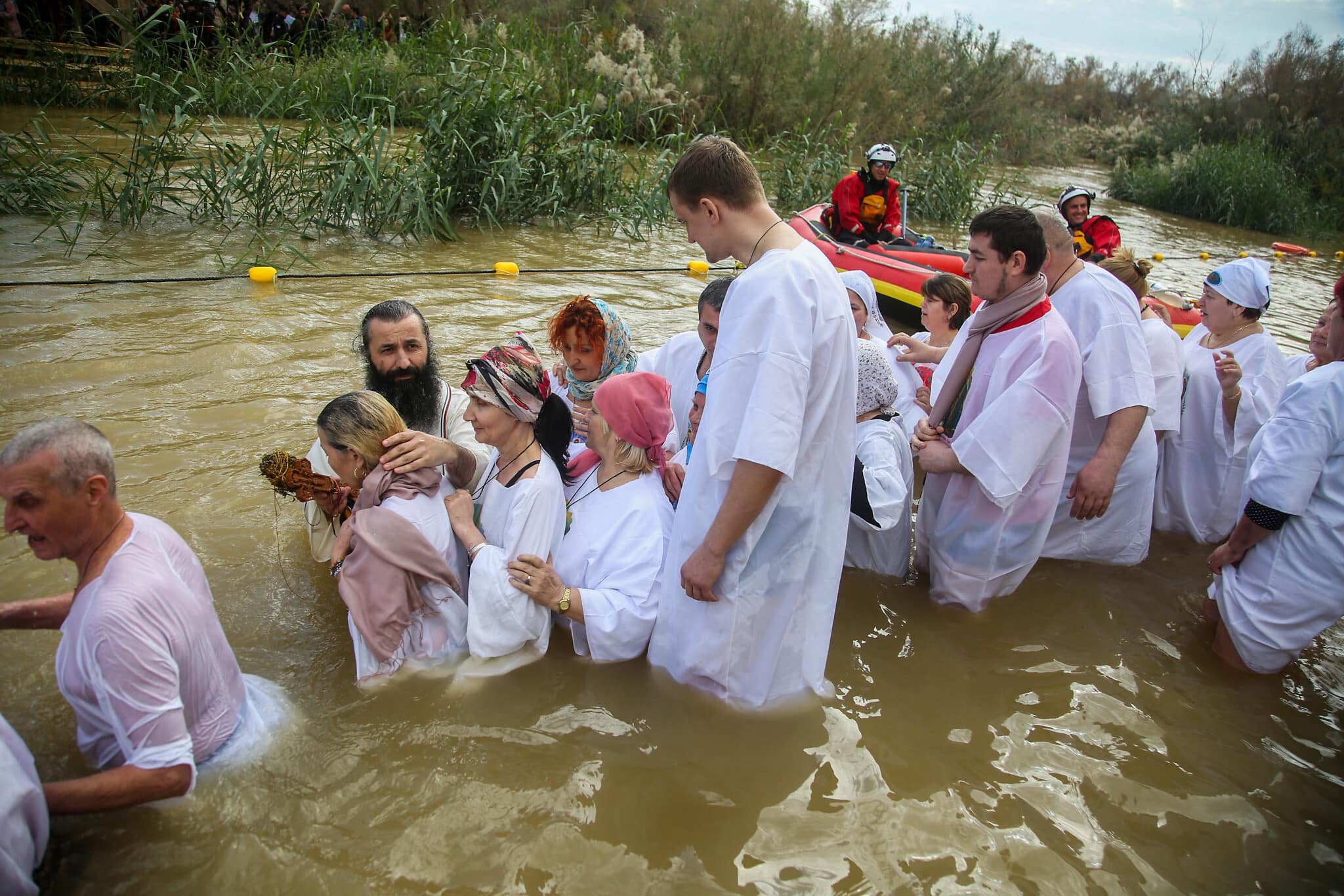 עולי רגל נוצרים טבולים בירדן באתר קסר אל יהוד. ינואר 2019 (צילום: Flash90)
