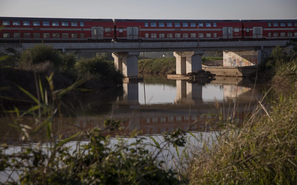 רכבת חוצה גשר מעל נחל אלכסנדר, סמוך לפארק גשר הצבים, מזרחית לבית ינאי. 2019 (צילום: הדס פרוש/פלאש90)