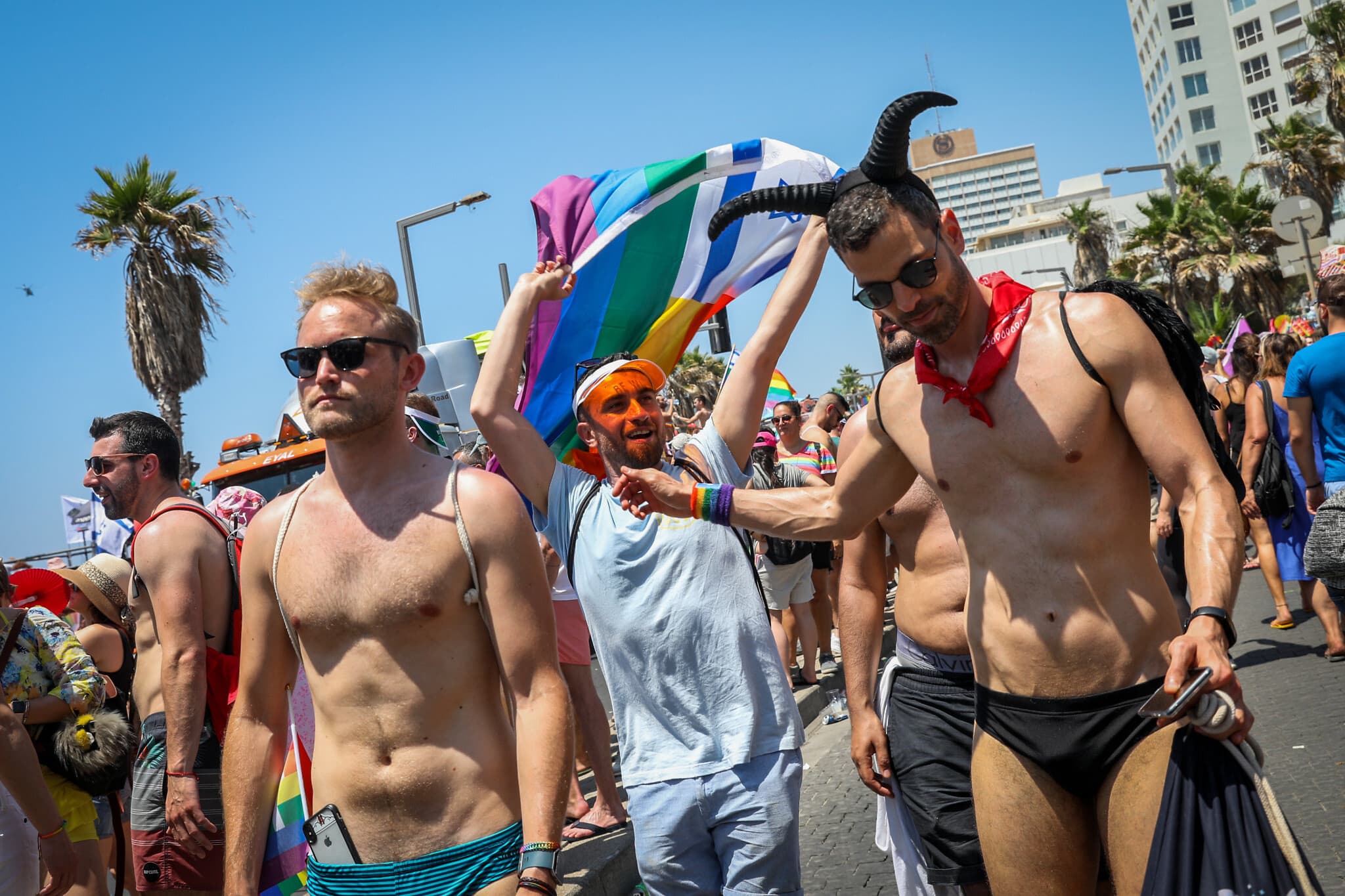 מצעד הגאווה בתל אביב, קיץ 2019, למצולמים אין קשר לנאמר (צילום: Noam Revkin Fenton/Flash90)
