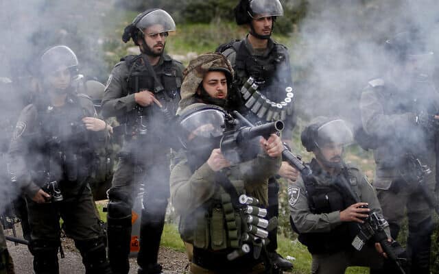 חיילים מתעמתים עם פלסטינים שמוחים נגד הסיפוח, פברואר 2020 (צילום: Nasser Ishtayeh/Flash90)
