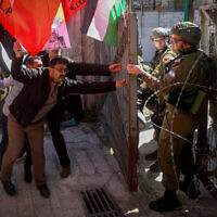פברואר 2020: חיילים מתעמתים עם פלסטינים המוחים נגד ציון 26 שנה לטבח במערת המכפלה ע"י תומכי ברוך גולדשטיין (צילום: Wisam Hashlamoun/Flash90)