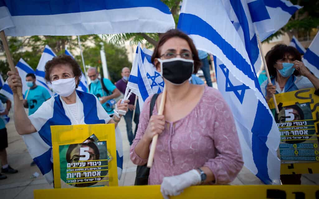 פעילי תנועת הימין אם תרצו מוחים נגד נשיאת בית המשפט העליון אסתר חיות. מאי 2020 (צילום: Miriam Alster/Flash90) פעילי תנועת הימין אם תרצו מוחים נגד נשיאת בית המשפט העליון אסתר חיות. מאי 2020 (צילום: Miriam Alster/Flash90)