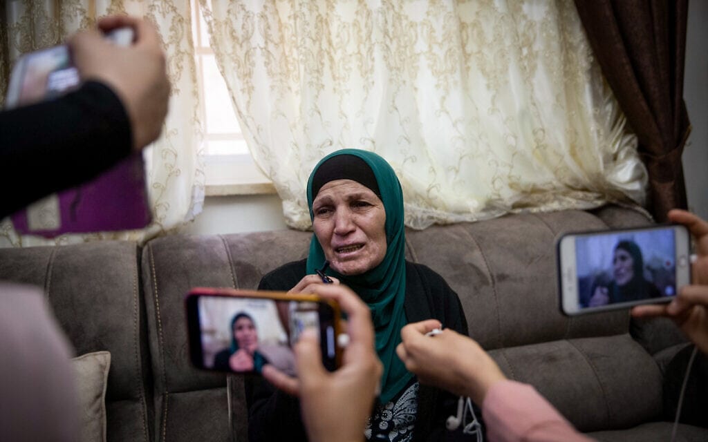 אמו של איאד אל-חלאק, צעיר פלסטיני בעל מוגבלויות שנורה למוות על ידי שוטרי מג&quot;ב בעיר העתיקה, בביתה בוואדי ג&#039;וז, 30 במאי 2020 (צילום: Yonatan Sindel/Flash90)