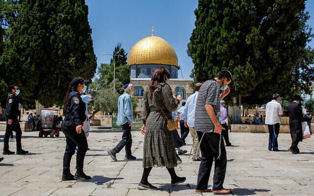 שוטרים מלווים קבוצה של יהודים דתיים בביקורם בהר הבית. מאי 2020 (צילום: Sliman Khader/Flash90)