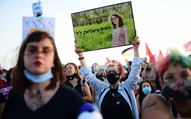 מפגינה נושאת את תמונתה של מאיה ווישניאק במחאה בתל אביב נגד אלימות כלפי נשים, 1 ביוני 2020 (צילום: תומר נויברג, פלאש 90)