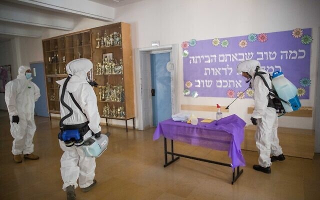 עבודות חיטוי בבית ספר בירושלים. יוני 2020 (צילום: Yonatan Sindel/Flash90)