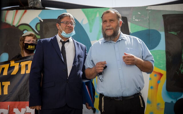 בנצי גופשטיין ואיתמר בן-גביר בבית משפט השלום בירושלים, ב-8 ביוני 2020 (צילום: יונתן זינדל/פלאש90)