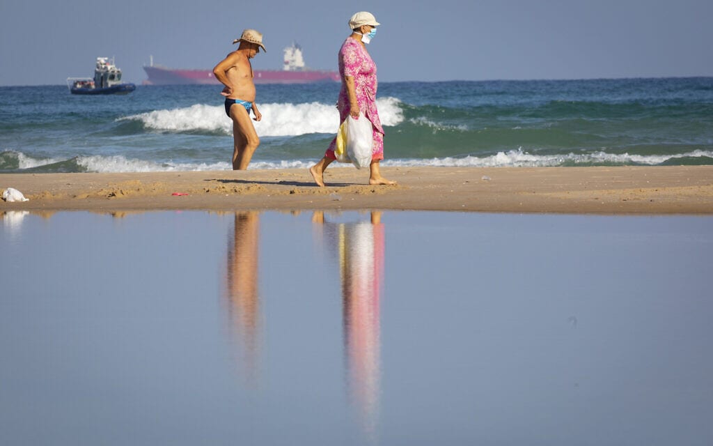 עידן הקורונה: חוף הים באשדוד, יוני 2020, אילוסטרציה, למצולמים אין קשר לנאמר (צילום: Olivier Fitoussi/Flash90)