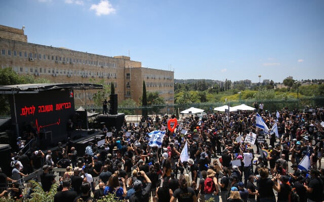 מפגינים מוחים למען ענף התרבות מול משרד האוצר בירושלים, 15 ביוני 2020 (צילום: יונתן זינדל, פלאש 90)