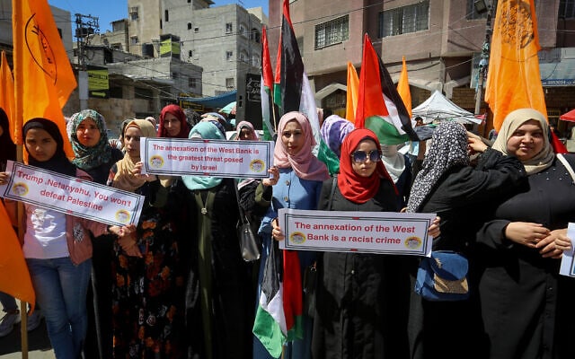 הפגנת נשים ברצועת עזה נגד הסיפוח, יוני 2020 (צילום: Abed Rahim Khatib/Flash90)