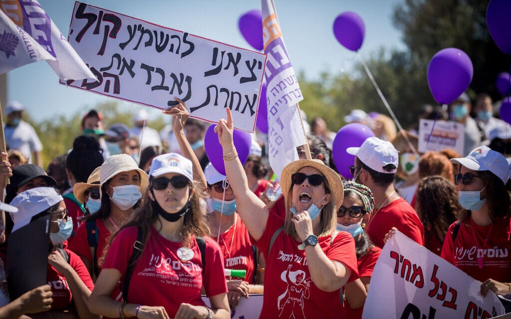 עובדים סוציאליים מוחים על תנאי העסקתם מול הכנסת. 25 ביוני 2020 (צילום: Yonatan Sindel/Flash90)