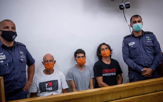 אמיר השכל (שני משמאל) לצד שני עצורים נוספים בבית משפט השלום בירושלים, 27 ביוני 2020 (צילום: יונתן זינדל, פלאש 90)